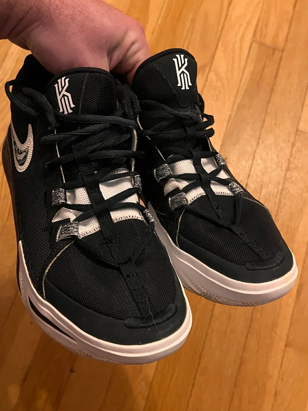 Nike Kyrie Flytrap 6 Black/White Low Top Lace-Up Mesh Basketball Sneakers